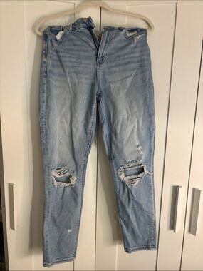 American Eagle Light Blue Distressed Women’s Jeans